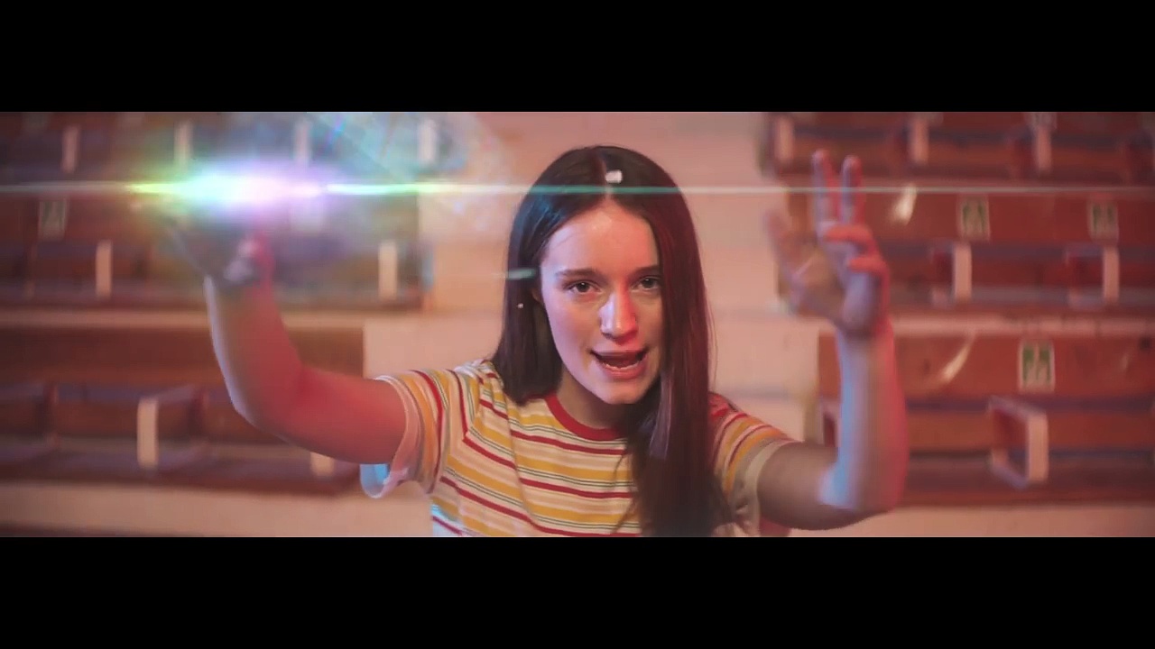 Sigrid releases 90’s-esque music video for “High Five”