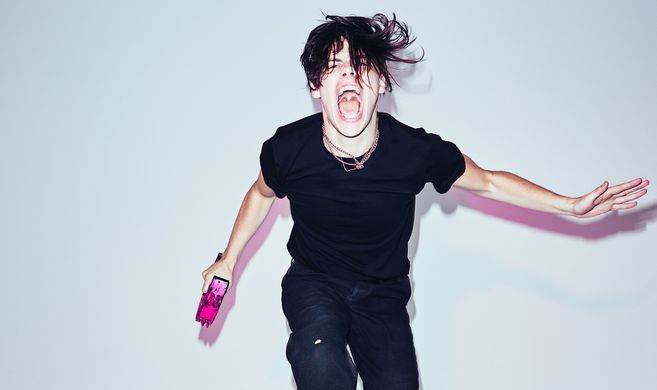 YUNGBLUD teams up with Halsey, Travis Barker in “11 Minutes” video