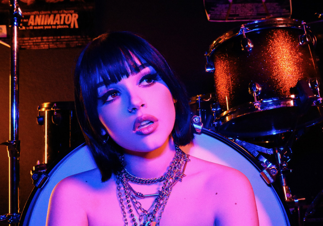 Maggie Lindemann is fed up with third-wheeling in new video ‘Friends Go’